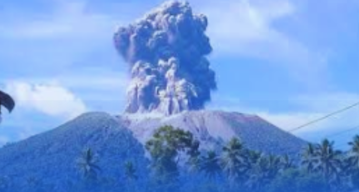 Gunung Ibu Erupsi di Maluku Utara, Warga Diimbau Siaga dan Gunakan Masker