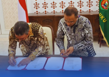 Gubernur Maluku Hendrik Lewerissa bersama Bupati Seram Bagian Timur (SBT) Fachri Husni Alkatiri