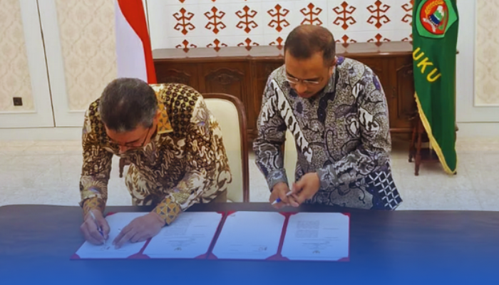 Gubernur Maluku Hendrik Lewerissa bersama Bupati Seram Bagian Timur (SBT) Fachri Husni Alkatiri