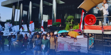 Sentral Gerakan Mahasiswa (SERAGAM) menggelar aksi di depan Gedung KPK.