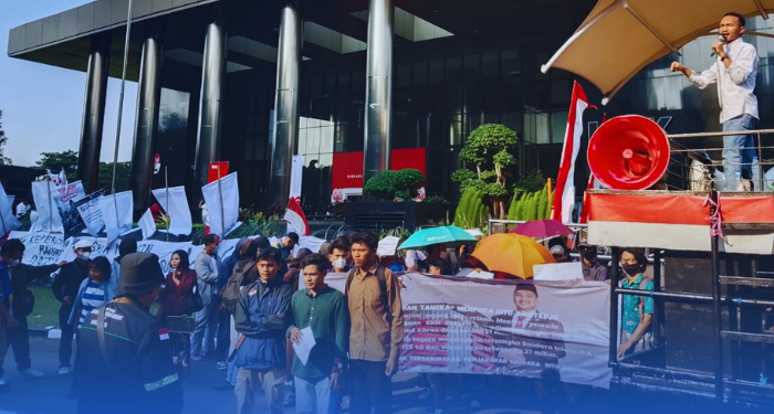 Sentral Gerakan Mahasiswa (SERAGAM) menggelar aksi di depan Gedung KPK.