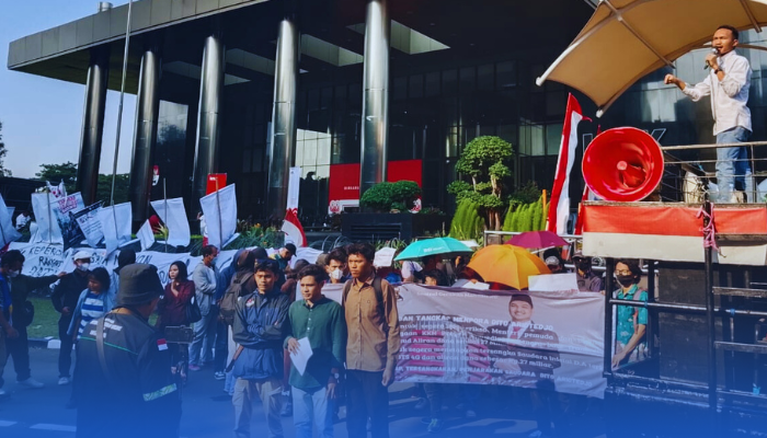 Sentral Gerakan Mahasiswa (SERAGAM) menggelar aksi di depan Gedung KPK.