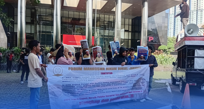 Forum Mahasiswa Hukum Bursel-Jakarta kembali turun ke jalan di depan Gedung Merah Putih KPK, Jakarta