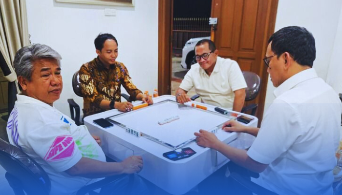 Menhut Raja Juli Antoni Buka Suara soal Foto Viral Main Domino