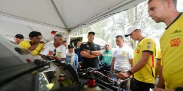 Menteri Pemuda dan Olahraga Republik Indonesia (Menpora RI), Dito Ariotedjo, meninjau langsung pelaksanaan FIA Asia Pacific Rally Championship (APRC) 2025 di Simalungun, Sumatera Utara, Sabtu (9/8). Menpora Dito mengapresiasi pelaksanaan ajang ini karena memberi dampak positif bagi sport tourism.(foto:bagus/kemenpora.go.id)