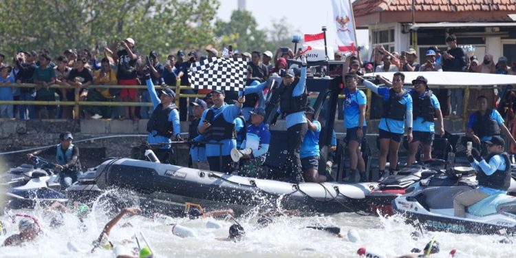 Menteri Pemuda dan Olahraga Republik Indonesia (Menpora RI) Dito Ariotedjo bersama Wakil Kepala Staff Angkatan Laut (Wakasal) Laksamana Madya TNI Erwin S. Aldedharma hari Sabtu (9/8) pagi melepas Fin Swimming Piala Kasal 2025, di Dermaga Kamal Madura. (foto:Herry/kemenpora.go.id)