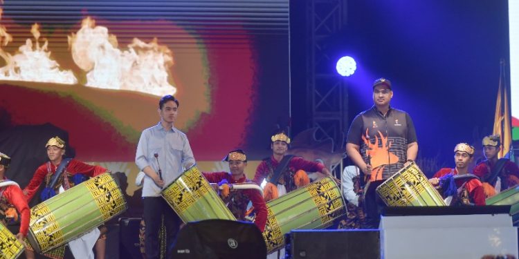 Menteri Pemuda dan Olahraga Republik Indonesia (Menpora RI) Dito Ariotedjo mendampingi Wakil Presiden Gibran Rakabuming Raka menutup Festival Olahraga Masyarakat Nasional (Fornas) VIII Nusa Tenggara Barat (NTB) 2025.(foto:bagus/kemenpora.go.id)
