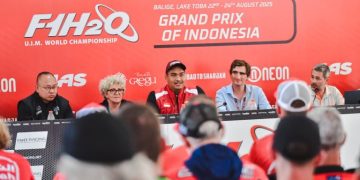 Menteri Pemuda dan Olahraga Republik Indonesia (Menpora RI) Dito Ariotedjo meninjau pelaksanaan F1 Powerboat 2025 di Balige, Kabupaten Toba, Sumatera Utara, Jumat (22/8). Menpora Dito memuji antusiasme dan penataan yang kini semakin baik. (foto:Andre/kemenpora.go.id)