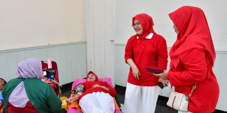 Dalam rangka memperingati Hari Ulang Tahun Kemerdekaan ke-80 Republik Indonesia Tahun 2025, Dharma Wanita Persatuan Kementerian Pemuda dan Olahraga Republik Indonesia (DWP Kemenpora RI) secara rutin menyelenggarakan kegiatan donor darah, pemeriksaan deteksi dini kanker serviks dan Cek Kesehatan Gratis (CKG) Cepat. (foto:Andre/kemenpora.go.id)