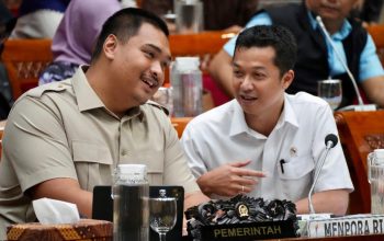 Menteri Pemuda dan Olahraga Republik Indonesia (Menpora RI) Dito Ariotedjo, didampingi Wamenpora RI Taufik Hidayat beserta jajaran pejabat Eselon I dan II serta Staf Khusus dan Tenaga Ahli Kemenpora RI, mengikuti Rapat Kerja (Raker) bersama Komisi X DPR RI di Ruang Sidang Komisi X DPR RI Gedung Nusantara 1 Senayan, Jakarta, Rabu (27/8).(foto:Gilang/kemenpora.go.id)