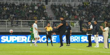 Menteri Pemuda dan Olahraga Republik Indonesia (Menpora RI) Dito Ariotedjo secara resmi membuka kompetisi BRI Super League 2025-2026. Pembukaan ditandai dengan tendangan kick off pada pertandingan antara Persebaya Surabaya dan PSIM Yogyakarta di Stadion Gelora Bung Tomo (GBT), Surabaya, Jumat (8/8) malam.(foto:Herry/kemenpora.go.id)