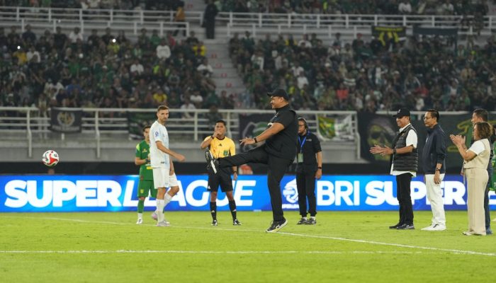 Menpora Dito Resmi Buka BRI Super League 2025-2026 Lewat Tendangan Kick Off