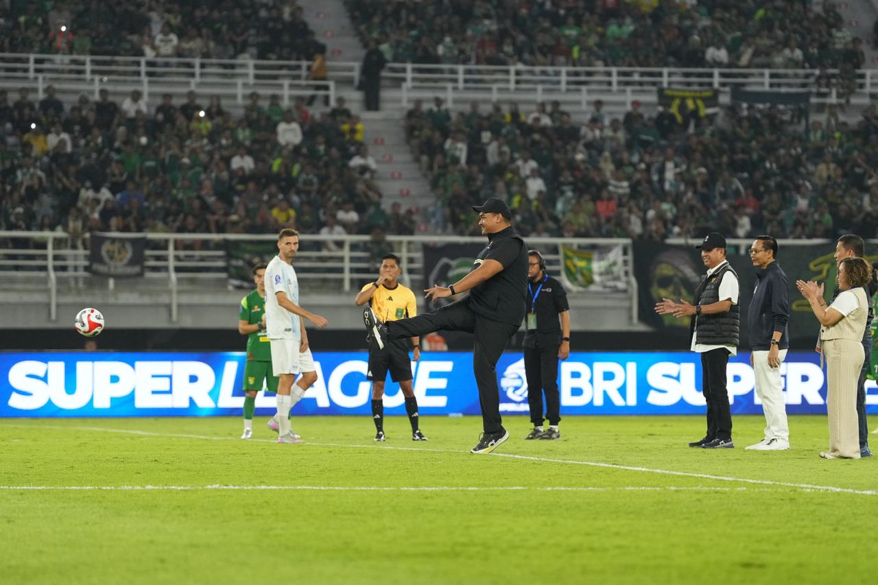 Menteri Pemuda dan Olahraga Republik Indonesia (Menpora RI) Dito Ariotedjo secara resmi membuka kompetisi BRI Super League 2025-2026. Pembukaan ditandai dengan tendangan kick off pada pertandingan antara Persebaya Surabaya dan PSIM Yogyakarta di Stadion Gelora Bung Tomo (GBT), Surabaya, Jumat (8/8) malam.(foto:Herry/kemenpora.go.id)