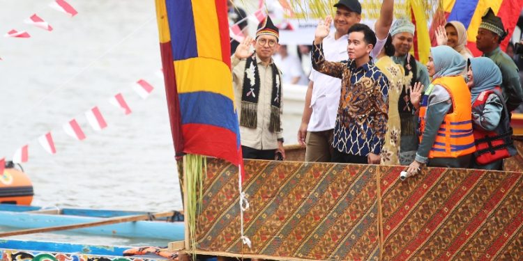 Menteri Pemuda dan Olahraga Republik Indonesia (Menpora RI) Dito Ariotedjo hari Rabu (20/8) siang mendampingi Wakil Presiden Gibran Rakabuming Raka bersama istrinya, Selvi Ananda, membuka Festival Pacu Jalur 2025 di Tepian Narosa, Sungai Batang Kuantan, Kabupaten Kuantan Singingi (Kuansing), Riau.(foto:raiky/kemenpora.go.id)