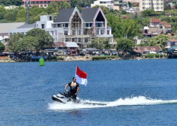 Menteri Pemuda dan Olahraga Republik Indonesia (Menpora RI) Dito Ariotedjo memimpin parade lap F1 Powerboat Danau Toba 2025 dengan mengendarai jetski di Pelabuhan Mulia Raja Napitupulu, Kabupaten Toba, Sumatera Utara, Sabtu (23/8). (foto:Andre/kemenpora.go.id)