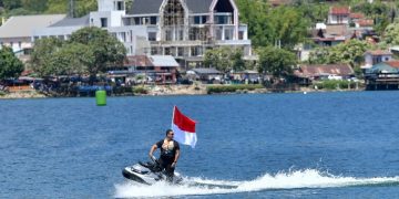 Menteri Pemuda dan Olahraga Republik Indonesia (Menpora RI) Dito Ariotedjo memimpin parade lap F1 Powerboat Danau Toba 2025 dengan mengendarai jetski di Pelabuhan Mulia Raja Napitupulu, Kabupaten Toba, Sumatera Utara, Sabtu (23/8). (foto:Andre/kemenpora.go.id)