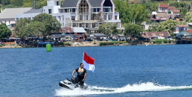 Menteri Pemuda dan Olahraga Republik Indonesia (Menpora RI) Dito Ariotedjo memimpin parade lap F1 Powerboat Danau Toba 2025 dengan mengendarai jetski di Pelabuhan Mulia Raja Napitupulu, Kabupaten Toba, Sumatera Utara, Sabtu (23/8). (foto:Andre/kemenpora.go.id)