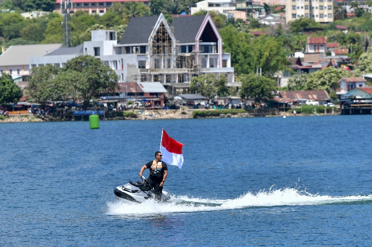 Menteri Pemuda dan Olahraga Republik Indonesia (Menpora RI) Dito Ariotedjo memimpin parade lap F1 Powerboat Danau Toba 2025 dengan mengendarai jetski di Pelabuhan Mulia Raja Napitupulu, Kabupaten Toba, Sumatera Utara, Sabtu (23/8). (foto:Andre/kemenpora.go.id)