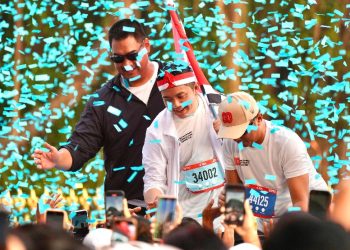 Menteri Pemuda dan Olahraga Republik Indonesia (Menpora RI) Dito Ariotedjo, bersama Menteri Sekretaris Negara Prasetyo Hadi, dan Seskab Teddy Indra Wijaya melepas ribuan peserta Merdeka Run 8.0K. (foto:Gilang/kemenpora.go.id)