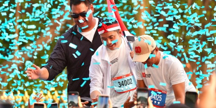 Menteri Pemuda dan Olahraga Republik Indonesia (Menpora RI) Dito Ariotedjo, bersama Menteri Sekretaris Negara Prasetyo Hadi, dan Seskab Teddy Indra Wijaya melepas ribuan peserta Merdeka Run 8.0K. (foto:Gilang/kemenpora.go.id)