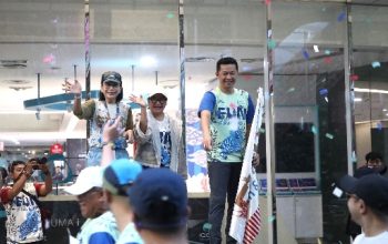 Wakil Menteri Pemuda dan Olahraga (Wamenpora) RI Taufik melepas ratusan peserta Fun Run & Walk Gelar Batik Nusantara (GBN) di area Pasaraya Blok M, Jakarta Selatan (Jaksel) , Minggu (3/8) pagi. Kegiatan ini merupakan bagian sekaligus puncak GBN yang diselenggarakan Yayasan Batik Indonesia (YBI) sejak Rabu (30/7). (foto:raiky/kemenpora.go.id)