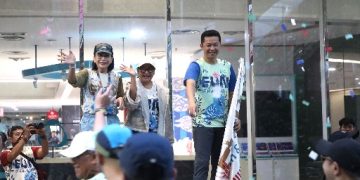 Wakil Menteri Pemuda dan Olahraga (Wamenpora) RI Taufik melepas ratusan peserta Fun Run & Walk Gelar Batik Nusantara (GBN) di area Pasaraya Blok M, Jakarta Selatan (Jaksel) , Minggu (3/8) pagi. Kegiatan ini merupakan bagian sekaligus puncak GBN yang diselenggarakan Yayasan Batik Indonesia (YBI) sejak Rabu (30/7). (foto:raiky/kemenpora.go.id)