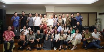 Wakil Menteri Pemuda dan Olahraga (Wamenpora) RI Taufik Hidayat menggelar makan malam bersama para anggota Indonesia Olympians Association (IOA) di kediaman tokoh olahraga Agum Gumelar, Jalan Panglima Polim 3, No 145-146, Melawai, Kebayoran Baru, Jakarta Selatan (Jaksel), Jumat (1/8) malam.(foto:raiky/kemenpora.go.id)