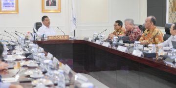 Menteri Pemuda dan Olahraga Republik Indonesia (Menpora RI) Dito Ariotedjo, memimpin Rapat Koordinator Program Beasiswa Keolahragaan bersama Plt. Dirut LPDP (Lembaga Pengelola Dana Pendidikan) Sudarto, yang hadir bersama Direktur Keuangan dan Umum Emmanuel Agust Hartono dan Direktur Beasiswa Dwi Larso di Ruang Rapat Lantai 10 Kantor Kemenpora, Senayan, Jakarta, Selasa (5/8).(foto:bagus/kemenpora.go.id)
