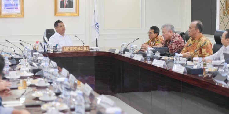 Menteri Pemuda dan Olahraga Republik Indonesia (Menpora RI) Dito Ariotedjo, memimpin Rapat Koordinator Program Beasiswa Keolahragaan bersama Plt. Dirut LPDP (Lembaga Pengelola Dana Pendidikan) Sudarto, yang hadir bersama Direktur Keuangan dan Umum Emmanuel Agust Hartono dan Direktur Beasiswa Dwi Larso di Ruang Rapat Lantai 10 Kantor Kemenpora, Senayan, Jakarta, Selasa (5/8).(foto:bagus/kemenpora.go.id)