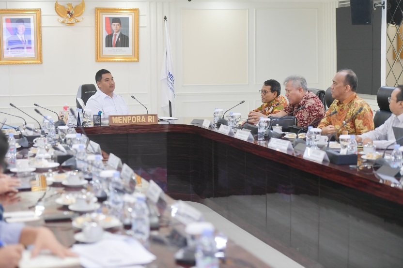 Menteri Pemuda dan Olahraga Republik Indonesia (Menpora RI) Dito Ariotedjo, memimpin Rapat Koordinator Program Beasiswa Keolahragaan bersama Plt. Dirut LPDP (Lembaga Pengelola Dana Pendidikan) Sudarto, yang hadir bersama Direktur Keuangan dan Umum Emmanuel Agust Hartono dan Direktur Beasiswa Dwi Larso di Ruang Rapat Lantai 10 Kantor Kemenpora, Senayan, Jakarta, Selasa (5/8).(foto:bagus/kemenpora.go.id)