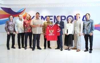 Menteri Pemuda dan Olahraga Republik Indonesia (Menpora RI), Dito Ariotedjo, menerima kunjungan Duta Besar Rusia untuk Indonesia Sergei Tolchenov beserta rombongan di Kemenpora, Jakarta, Rabu (27/8). (foto:Herry/kemenpora.go.id)