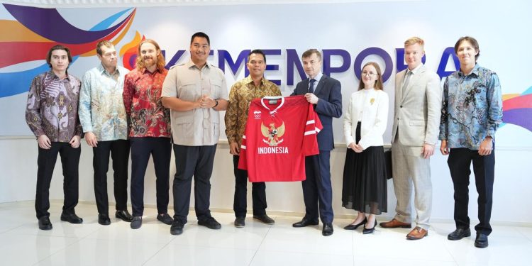 Menteri Pemuda dan Olahraga Republik Indonesia (Menpora RI), Dito Ariotedjo, menerima kunjungan Duta Besar Rusia untuk Indonesia Sergei Tolchenov beserta rombongan di Kemenpora, Jakarta, Rabu (27/8). (foto:Herry/kemenpora.go.id)