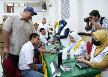 Menteri Pemuda dan Olahraga Republik Indonesia (Menpora RI) Dito Ariotedjo meninjau langsung program Cek Kesehatan Gratis (CKG) yang hari ini Senin (4/8) pagi dilaksanakan di SMK Negeri 26, Jakarta Timur. (foto:Herry/kemenpora.go.id)