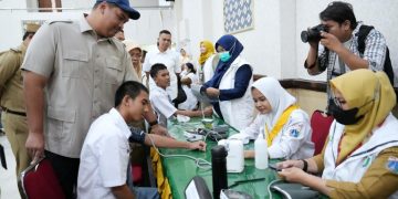 Menteri Pemuda dan Olahraga Republik Indonesia (Menpora RI) Dito Ariotedjo meninjau langsung program Cek Kesehatan Gratis (CKG) yang hari ini Senin (4/8) pagi dilaksanakan di SMK Negeri 26, Jakarta Timur. (foto:Herry/kemenpora.go.id)