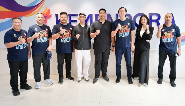 Menteri Pemuda dan Olahraga Republik Indonesia (Menpora RI) Dito Ariotedjo menerima klub basket legendaris Asaba Jakarta di Kemenpora, Jakarta, Rabu (13/8). Pertemuan tersebut membahas tentang Kejuaraan Basket Veteran ASEAN di Tangerang, Banten.(foto:bagus/kemenpora.go.id)