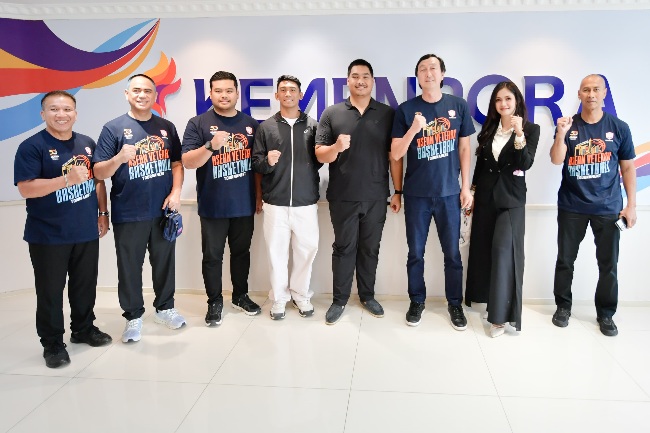 Menteri Pemuda dan Olahraga Republik Indonesia (Menpora RI) Dito Ariotedjo menerima klub basket legendaris Asaba Jakarta di Kemenpora, Jakarta, Rabu (13/8). Pertemuan tersebut membahas tentang Kejuaraan Basket Veteran ASEAN di Tangerang, Banten.(foto:bagus/kemenpora.go.id)