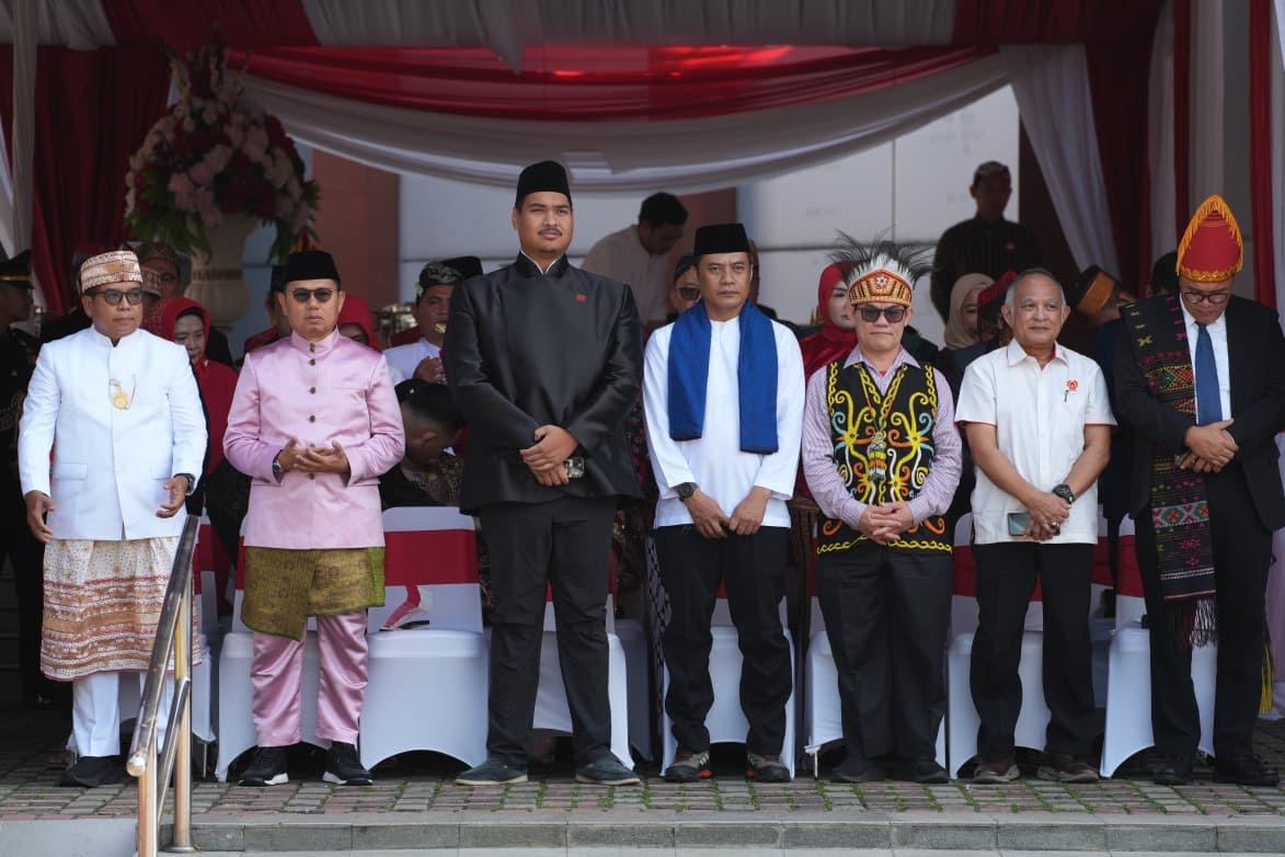 Menteri Pemuda dan Olahraga Republik Indonesia (Menpora RI) Dito Ariotedjo menghadiri Upacara Peringatan Hari Ulang Tahun (HUT) ke-80 Kemerdekaan Republik Indonesia di Halaman Kantor Kemenpora, Senayan, Jakarta, Minggu (17/8) pagi.(Foto: Herry/kemenpora.go.id)