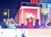 Karnaval HUT ke-80 RI, Menpora Dito dan Wamenpora Taufik Sapa Masyarakat dari Kapal Bertema “Berlayar Menuju Mimpi”