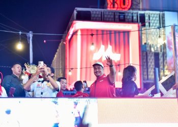 enteri Pemuda dan Olahraga Republik Indonesia (Menpora RI) Dito Ariotedjo dan Wamenpora Taufik Hidayat turut meramaikan karnaval peringatan Hari Ulang Tahun (HUT) ke-80 Republik Indonesia. Parade karnaval kendaraan hias ini menjadi pembeda dibandingkan peringatan kemerdekaan pada tahun sebelum-sebelumnya.(foto:Andre/kemenpora.go.id)