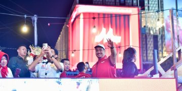 enteri Pemuda dan Olahraga Republik Indonesia (Menpora RI) Dito Ariotedjo dan Wamenpora Taufik Hidayat turut meramaikan karnaval peringatan Hari Ulang Tahun (HUT) ke-80 Republik Indonesia. Parade karnaval kendaraan hias ini menjadi pembeda dibandingkan peringatan kemerdekaan pada tahun sebelum-sebelumnya.(foto:Andre/kemenpora.go.id)
