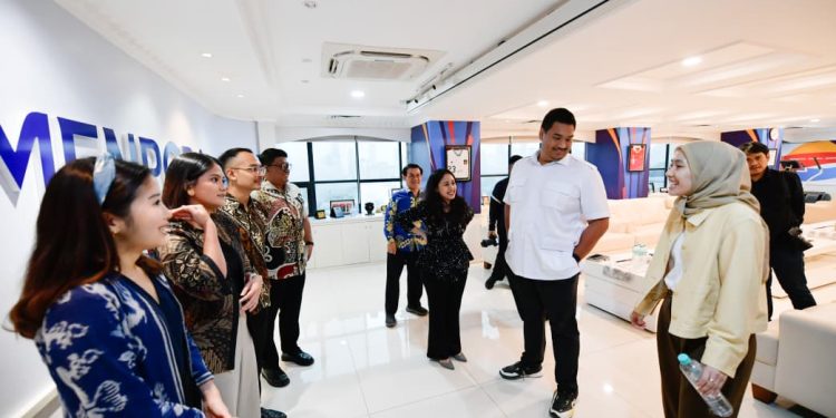 Menteri Pemuda dan Olahraga (Menpora) RI Dito Ariotedjo menerima Audiensi Indonesia Youth Diplomacy (IYD) di Lantai 10 Graha Kemenpora, Jalan Gerbang Pemuda Nomor 3, Senayan, Selasa (12/8) sore. (foto:bagus/kemenpora.go.id)