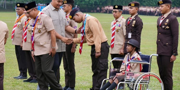 Menteri Pemuda dan Olahraga Republik Indonesia (Menpora RI) Dito Ariotedjo menghadiri Upacara Hari Pramuka Ke-64 Tahun 2025 sekaligus membuka Perkemahan Pramuka Berkebutuhan Khusus (PPBK) Tingkat Nasional 2025 di Bumi Perkemahan dan Graha Wisata Pramuka (Buperta) Cibubur, Kamis (14/8). (foto:Gilang/kemenpora.go.id)