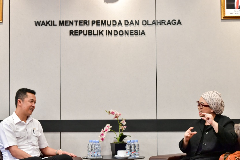 akil Menteri Pemuda dan Olahraga Republik Indonesia (Wamenpora RI) Taufik Hidayat menerima Ketua Umum Pengurus Besar Persatuan Senam Indonesia (PB Persani) Ita Yuliati di Kemenpora, Jakarta, Senin (11/8). (andre/kemenpora.go.id)