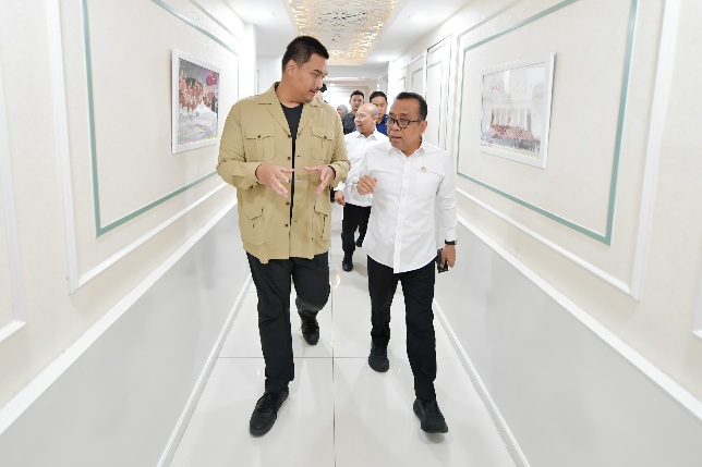 Menteri Pemuda dan Olahraga Republik Indonesia (Menpora RI) Dito Ariotedjo menghadiri rapat koordinasi tingkat menteri yang dipimpin oleh Menteri Koordinator Bidang Pembangunan Manusia dan Kebudayaan (Menko PMK) Pratikno, di Kantor Kemenpora, Jakarta, Rabu (6/8). (foto:bagus/kemenpora.go.id)
