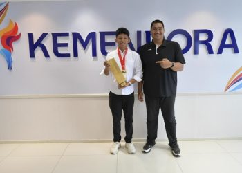 Menteri Pemuda dan Olahraga Republik Indonesia (Menpora RI), Dito Ariotedjo, menerima kunjungan atlet muda kebanggaan Indonesia, Boanerges Ratag di Kemenpora, Jakarta, Selasa (19/8). Boanerges diketahui baru saja menjuarai balap Endurance World Championship Aquabike Jetski World 2025.(foto:bagus/kemenpora.go.id)