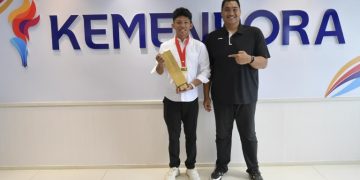 Menteri Pemuda dan Olahraga Republik Indonesia (Menpora RI), Dito Ariotedjo, menerima kunjungan atlet muda kebanggaan Indonesia, Boanerges Ratag di Kemenpora, Jakarta, Selasa (19/8). Boanerges diketahui baru saja menjuarai balap Endurance World Championship Aquabike Jetski World 2025.(foto:bagus/kemenpora.go.id)