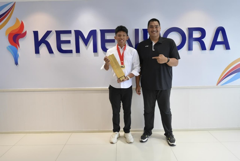 Menteri Pemuda dan Olahraga Republik Indonesia (Menpora RI), Dito Ariotedjo, menerima kunjungan atlet muda kebanggaan Indonesia, Boanerges Ratag di Kemenpora, Jakarta, Selasa (19/8). Boanerges diketahui baru saja menjuarai balap Endurance World Championship Aquabike Jetski World 2025.(foto:bagus/kemenpora.go.id)