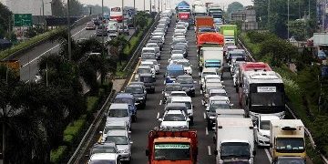 Truk Alat Berat Anjlok di Kosambi