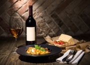 Wisata wine tasting di kebun anggur Chianti menjadi pengalaman wajib. Pengunjung dapat mencicipi anggur merah yang kompleks sambil belajar tentang proses fermentasi dan karakter tanah setempat. Kombinasi wine dan keju pecorino lokal menciptakan harmoni rasa yang elegan.