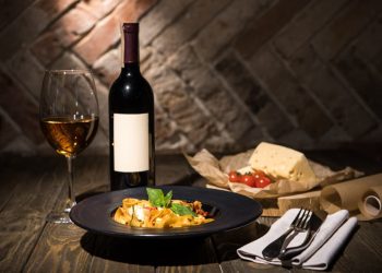 Wisata wine tasting di kebun anggur Chianti menjadi pengalaman wajib. Pengunjung dapat mencicipi anggur merah yang kompleks sambil belajar tentang proses fermentasi dan karakter tanah setempat. Kombinasi wine dan keju pecorino lokal menciptakan harmoni rasa yang elegan.